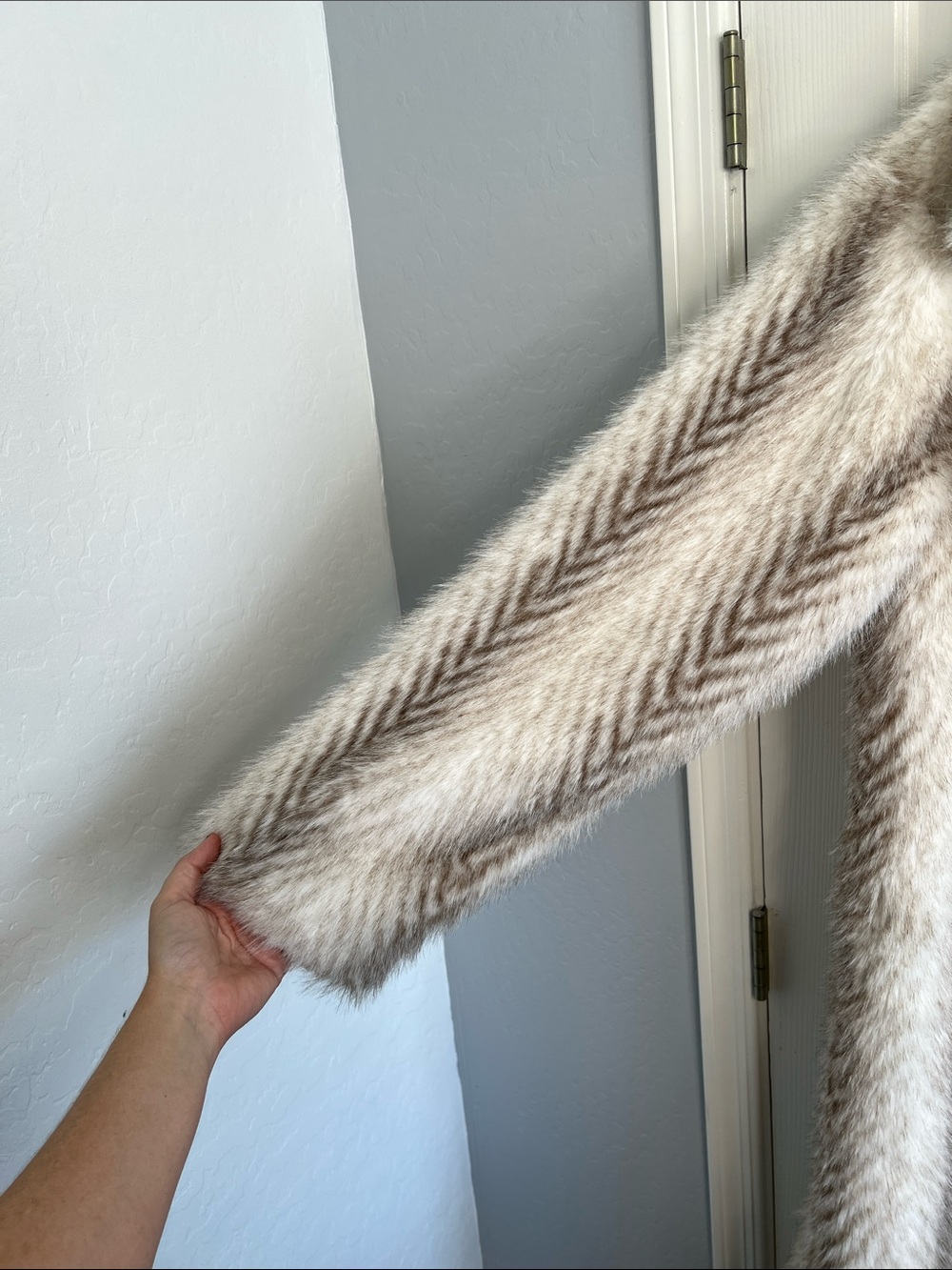 MORE TO COME X Emma Leger Carrie Faux Fur Coat medium - Picture 7 of 9